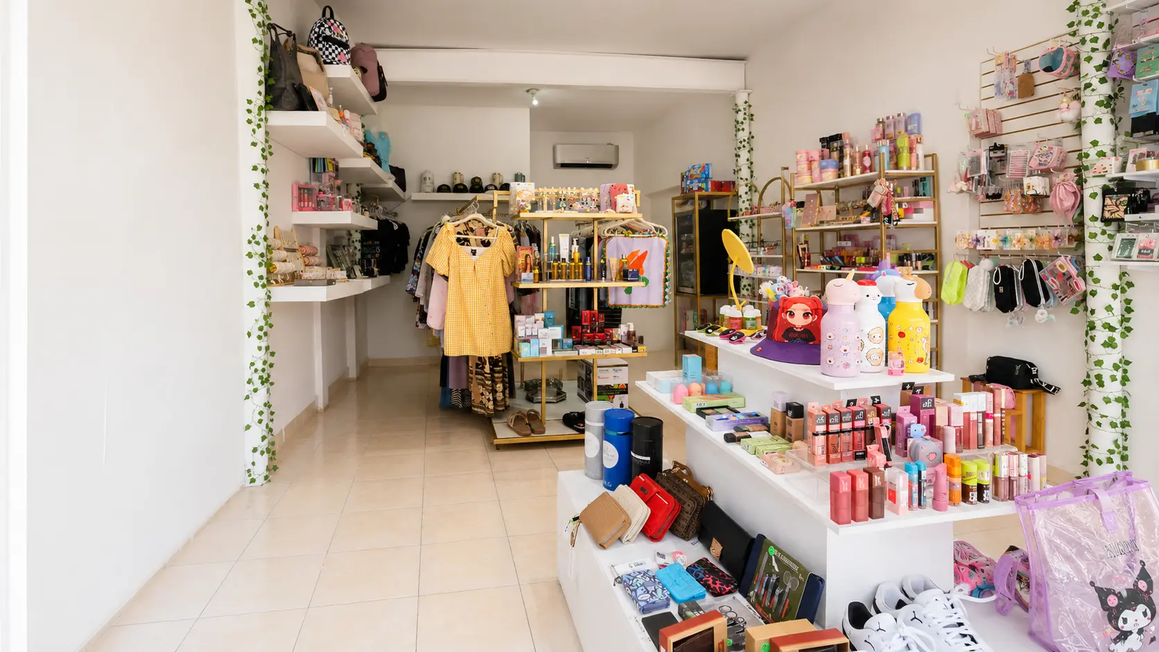 Interior de Jade Bazar con productos de moda, belleza y regalos